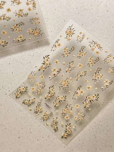 Dettaglio degli adesivi per unghie YT6852 a rilievo con fiori gialli e foglie verdi