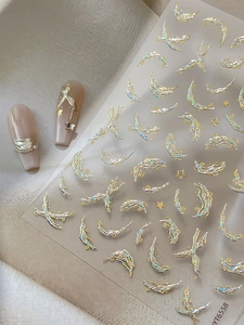 Détail d'autocollants 3D pour ongles avec motifs d'étoiles et de lunes dorées aurore