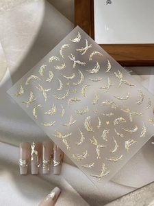 Détail d'autocollants nail art laser or et argent avec motifs 3D de lune et de rubans