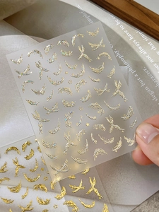 Vue détaillée d'autocollants 3D pour ongles avec lunes et papillons holographiques