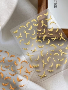 Détail de stickers nail art 3D gaufrés avec motifs célestes d'étoiles et de lunes