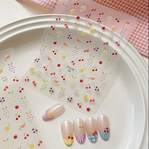 Adesivi per unghie in gelatina di frutta con ciliegia e limone su piatto bianco