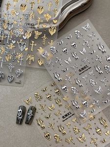 Detailansicht der gotischen Nagelaufkleber in Gold und Silber mit Totenköpfen