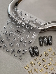Details von 3D-Gothic-Nagelstickern mit goldenen und silbernen Totenkopf- und Kreuzreliefs