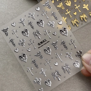 3D Gotik Engel Nagelsticker mit silbernem Chrom-Effekt und geprägten Herz-Kreuz Motiven