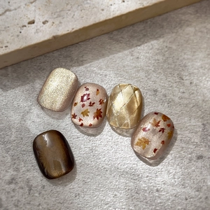 Chic autumn maple leaf nail stickers featuring gold glitter and cat-eye effect design