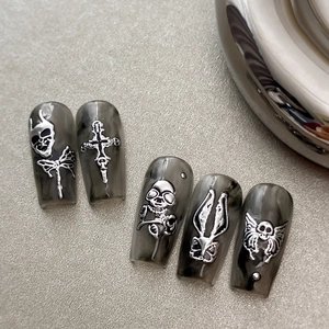 Gothic Press-On-Nägel mit Rauchmarmor-Effekt und 3D-Silber-Totenkopf-Anhängern