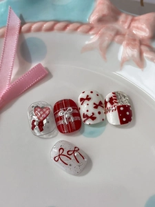 Detail von 3D-Prägebogen- und Perlen-Nagelkunst-Charms mit eleganten Karo- und Herzmustern