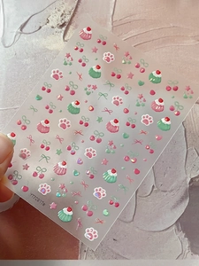 Gros plan d'autocollants nail art YT7091 avec pattes de chat et cupcakes roses tendres