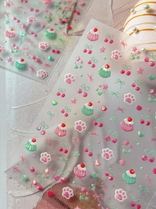 Détail d'autocollants 3D pour ongles avec motifs patte de chat, cupcake et cerise YT7091Te