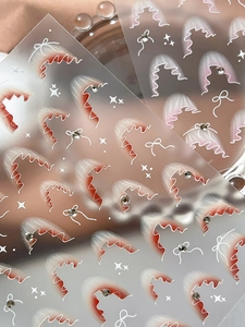 Dettaglio macro di adesivi per unghie stile francese con fiamme rosse e strass