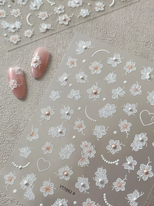 Detaillierte 3D-Präge-Nagelaufkleber mit weißen Blumenmustern und Perlenketten-Design