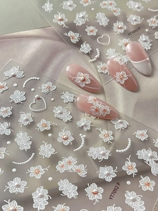 3D-Relief-Nagelaufkleber mit weißen Perlenblumen und Herzketten-Designs