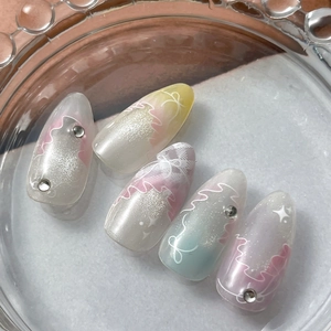 Unghie finte fatte a mano sfumate macaron con albero di Natale bianco e fiocco
