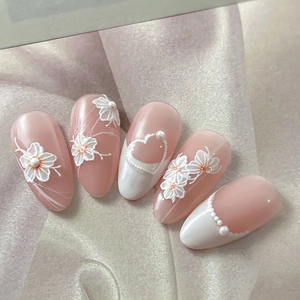 Rosa-weiße Mandel-Press-on-Nägel mit 3D-Blumenmustern und elegantem Perlenschmuck