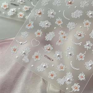 5D geprägte weiße Blumen-Nagelaufkleber mit Perlenakzenten und Herzdetails, Modell YT7092 P