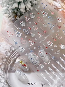 Gros plan sur les autocollants 5D pour ongles de Noël avec bonhomme de neige et flocons