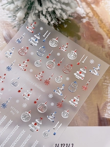 Détail macro de stickers 5D pour ongles de Noël avec bonhomme de neige et flocons argent