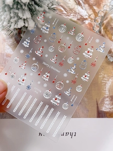 Gros plan des autocollants nail art Noël YT7178 Pro avec motifs de flocons argentés en relief