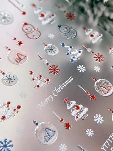 Détail des stickers d'ongles 3D de Noël avec motifs de flocons et de bonhommes de neige