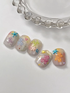 Vue macro de breloques à ongles chien ballon 3D et motifs d'étoiles peints à la main