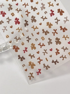 Détail macro de stickers 3D pour ongles chien ballon avec motifs de cœurs embossés