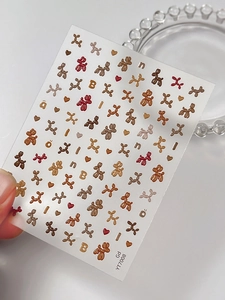 Vue détaillée des autocollants 3D chien ballon pour ongles avec motifs de cœur