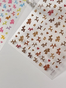 Détail des autocollants 3D pour ongles avec chiens ballons et cœurs colorés en relief