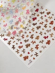 Détail de stickers 3D pour ongles avec chiens ballons colorés et lettres mignonnes