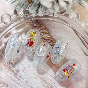 Faux ongles de Noël faits main avec bonhomme de neige 3D et flocons sur base scintillante