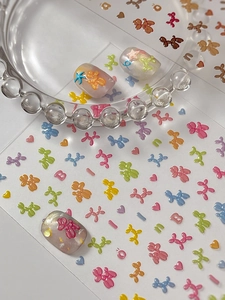 Détail d'autocollants 3D pour ongles chien ballon avec cœurs brillants et lettrage