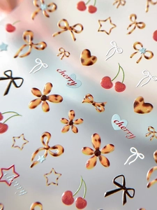 Macro de stickers ongles ambre avec nœuds léopard et motifs cerises style rétro