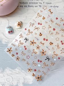 Détail de stickers à ongles cerise et léopard appliqués sur des faux ongles bleus