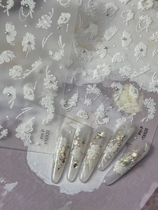 Dettaglio degli adesivi per unghie 5D in rilievo con motivi a farfalla fiori e perline