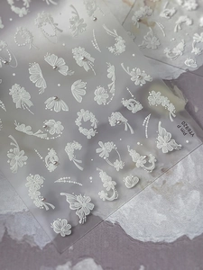 Dettaglio di adesivi per unghie YT6920 5D con farfalle e fiori in rilievo e perle