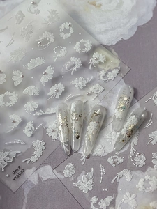 Dettaglio di adesivi per unghie in rilievo bianco con farfalle e fiori effetto 3D