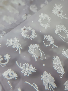 Macro di adesivi per unghie 3D con motivi floreali bianchi e dettagli di perle