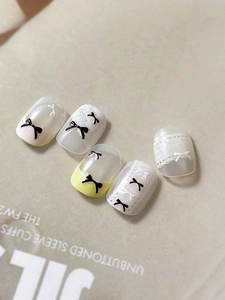Détails macro de nœuds 3D et motifs dentelle en relief sur des faux ongles élégants