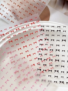 Gros plan de stickers à ongles nœuds en relief 3D de diverses couleurs sur céramique