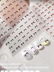Vue détaillée des stickers 3D pour ongles avec nœuds en relief noir et marron chic