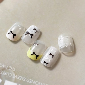 Kit nail art 5 pièces avec nœuds, dentelle blanche et finition French jaune crème