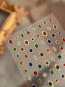 Dettagli di lusso degli adesivi per unghie goffrati in oro con pietre preziose