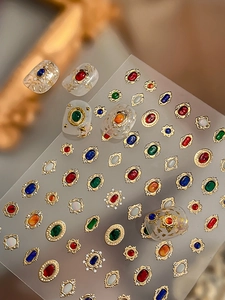 Dettaglio macro degli adesivi per unghie in oro goffrato con motivi di gioielli vintage