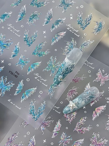 Gros plan détaillé des autocollants à ongles holographiques papillon et vague YT6140