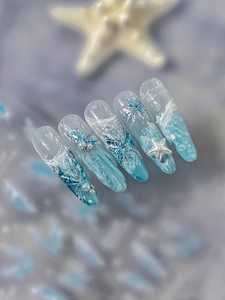 Détail macro de stickers ongles thème océan, dégradé bleu avec vagues 3D et perles décor