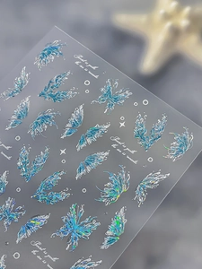 Détail de stickers à ongles papillon laser avec effet aurora et lettrage romantique