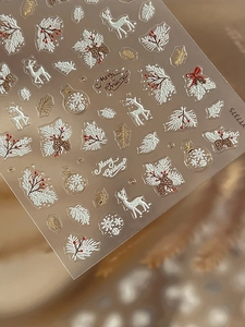Detail von 5D geprägten Weihnachts-Nagelstickern mit goldenen Rentier- und Zapfenmustern