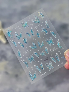 Détails macro d'autocollants holographiques bleus papillon pour ongles avec texte YT6140