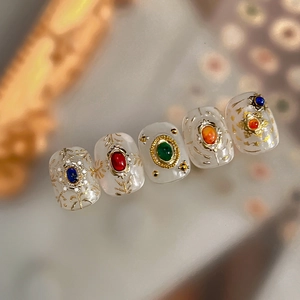 Adesivi per unghie in gelatina dorata con motivi vintage a rilievo e gemme colorate eleganti