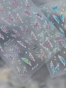 Vue macro d'autocollants papillon pour ongles avec reflets holographiques et dégradés